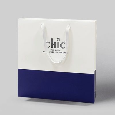 Λευκές φιλικές προς το περιβάλλον επαναχρησιμοποιήσιμες τσάντες για ψώνια