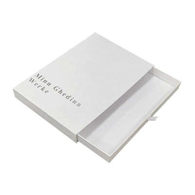 Λευκό μικρό κουτί συσκευασίας δώρων