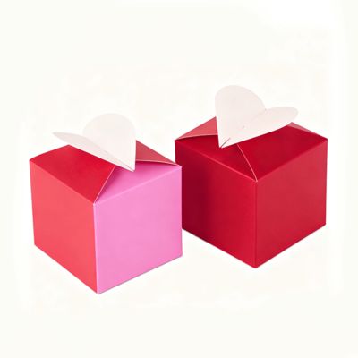 Απελευθερώστε τη γοητεία Αγάπη Το αποκλειστικό μας κουτί καρδιάς με γυαλιστερό ματ πλαστικοποίηση, σφουγγάρι επένδυσης, κάθε ξεχωριστή στιγμή, λαβή, κεριά